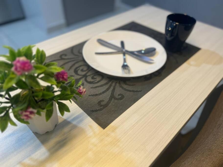 1 Tebrau Residences Tiny By H&s Comfy